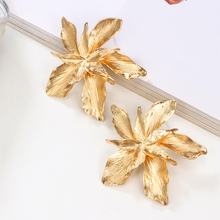 Элегантные серебряные золотые висячие серьги с большим цветком для женщин, трендовые вечерние металлические цветочные ювелирные изделия, подарок 2024 - купить недорого