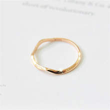 Женское кольцо с волнистым геометрическим узором, простой золотой цвет, подарок на день рождения, новый дизайн 2024 - купить недорого