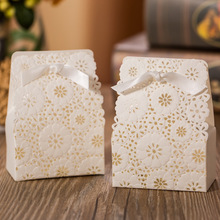 50 unids/lote caja de recuerdos de boda con corte láser Floral blanco romántico hueco Cajas de caramelos con cinta suministros para fiestas caja de regalo 2024 - compra barato