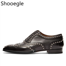 Sapatos masculinos mocassins de couro preto, com rebites, loafers, para dirigir, sapatos baixos, para casamento 2024 - compre barato
