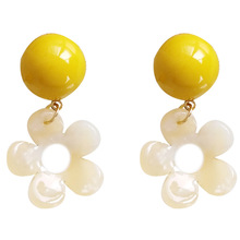 Pendientes de resina coreana para mujer, aretes con Clip de flor hueca sin agujero para las orejas, de acrílico, Margarita, para verano 2024 - compra barato