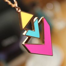 Бесплатная доставка авиапочтой, геометрическое тригонометрическое ожерелье неонового цвета N680 2024 - купить недорого