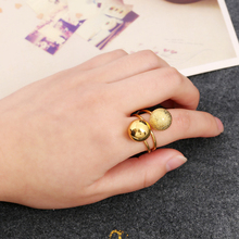 Самые продаваемые товары, женское золотое кольцо для пальцев, регулируемое богемное женское кольцо с двойными бусинами, простые металлические весенние кольца с шариками 2024 - купить недорого