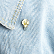 Pin de bombilla de luz de dibujos animados para niños, broche de botón, insignia de tela vaquera, para chaqueta, joyería, regalo creativo 2024 - compra barato