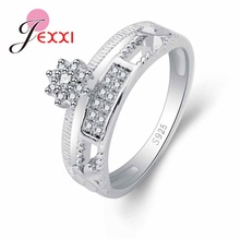Женское кольцо из серебра 925 пробы с белыми кристаллами 2024 - купить недорого