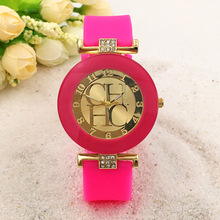 Relógio analógico de quartzo feminino, relógio de pulso analógico de silicone com 8 cores da moda para mulheres 2018 2024 - compre barato