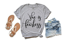 She is Fearless/футболка с графическим рисунком; христианская футболка со слоганом; забавная винтажная одежда с надписью «Fearless»; гранж; топы; стильные рубашки 2024 - купить недорого