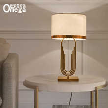 Lámpara de mesa de tela minimalista con forma de U, diseño creativo, para sala de estar, dormitorio, mesita de noche 2024 - compra barato