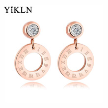 YiKLN-pendientes de Número Romano de circonia cúbica para mujer, aretes de acero de titanio, Color oro rosa, joyería YE17078 2024 - compra barato