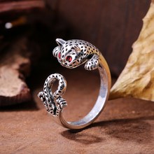 Huitan-Anillo de leopardo con forma de gato para mujer, accesorio de joyería con ojos de piedra de circonita roja, regalo de Año Nuevo para novia, novedad 2024 - compra barato