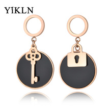 YiKLN-pendientes bohemios de acero inoxidable, joyería asimétrica con llave y cerradura, Color oro rosa, disco acrílico negro, YE18450 2024 - compra barato