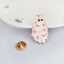 Pin de esmalte fantasma de Halloween, insignia de túnica de flores, broche, hebilla de ropa vaquera, insignia de camisa, regalo de joyería de dibujos animados para hombres y mujeres 2024 - compra barato