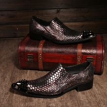 Мужские модельные туфли в британском стиле с металлическими заклепками и острым носком; синие оксфорды; Мужские модельные туфли из змеиной кожи на плоской подошве; мужская обувь 2024 - купить недорого