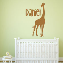 Adesivo de parede girafa com nome personalizado, decalque de parede de animal para crianças, decoração de casa e design artístico, mural de papel de parede, pôster sa373 2024 - compre barato