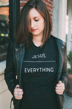 Футболка с надписью JESUS OVER EVERYTHING для девочек, хлопковые футболки Tumblr, христианская женская рубашка, футболка с круглым вырезом, повседневные хипстерские Топы 2024 - купить недорого