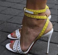 Летние женские модные босоножки на высоком каблуке с перекрестными ремешками; цвет желтый, белый; обувь для вечеринок на тонком каблуке с открытым носком и ремешком на щиколотке 2024 - купить недорого