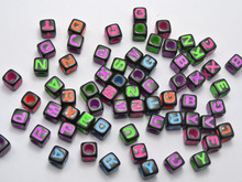 250 cuentas de poni de Color negro con neón, surtido de letras del alfabeto, cubo, 7x7mm 2024 - compra barato