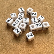 Lote de 50 unidades de cuentas acrílicas de cubo de 8X8MM, en forma de letras blancas, con impresión negra, inicial única, pulsera de alfabeto, cuentas espaciadoras, Envío Gratis 2024 - compra barato