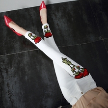Новые весенне-летние модные женские длинные брюки белые женские джинсы-карандаш с вышивкой в виде Розы узкие студенческие эластичные джинсовые брюки 2024 - купить недорого