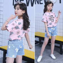 Детская футболка с цветочным принтом и джинсовые шорты для девочек, комплекты одежды из двух предметов розового и белого цвета милые летние комплекты одежды в Корейском стиле для девочек 2024 - купить недорого