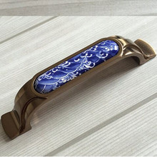 96mm de moda creativa de cerámica manija de bronce para mobiliario del gabinete del cajón del tirador de bronce envejecido azul y blanco porcelana mango 2024 - compra barato