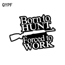 QYPF 15,8 см * 12,5 см забавные виниловые наклейки для автомобиля с надписями «BORN TO HUNT» 2024 - купить недорого