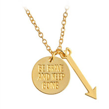 Евро-американские модные украшения с надписью «Be Brave and Keep Going», ожерелье со стрелкой золотого и серебряного цвета с покрытием, оптовая продажа, 24 шт./лот 2024 - купить недорого