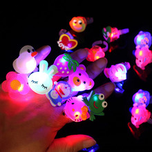 100 unids/lote juguetes al azar para niños Led anillo de luz parpadeante para fiesta de Halloween anillos de dedos de gelatina de brillo suave Rave 2024 - compra barato