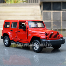 Литая под давлением металлическая модель автомобиля 1:32 Toysc Wrangler Sahara, миниатюрная Реплика со звуком и подсветкой 2024 - купить недорого