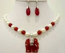Бесплатная доставка P & P *** натуральный белый Akoya жемчуг и красный камень слон кулон ожерелье серьги набор 2024 - купить недорого