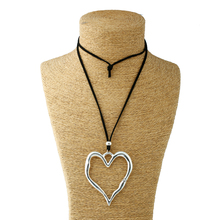 Pingente vazado abstrato em forma de coração, colar com cordão de camurça e couro, 1 peça 2024 - compre barato