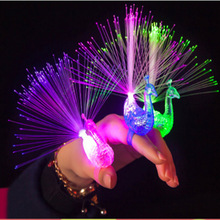Новый светящийся палец Яркий Павлин красочное изменение Led мигающий волоконно-оптический свет детские ночные игрушки подарок 2024 - купить недорого