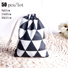 Conjunto de 50 unidades de bolsos triangulares de tela de lino y algodón con patrón Triangular de estilo blanco y negro, bolsas con cordón, bolsillo de regalo pequeño 2024 - compra barato