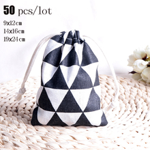 50 pçs/set estilo preto e branco padrão triangular algodão linho tecido saco de pó sacos de cordão pequeno bolso presente 2024 - compre barato