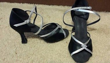 Оптовая продажа; женские черные атласные бальные туфли для латинских танцев; Танцевальная обувь для сальсы; все размеры 2024 - купить недорого
