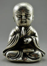 Coleccionable decorado antiguo Handwork Tíbet plata tallada monje oración decoración estatua metal artesanía 2024 - compra barato