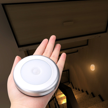 6led pir sensor de movimento ativado luz da parede alimentado por bateria luz noturna lâmpada indução armário do corredor led sensor luz 2024 - compre barato