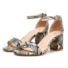 Sandalias con estampado de leopardo para mujer, zapatos de tacón alto con correa en el tobillo, tacón cuadrado, a la moda, talla 2019 2024 - compra barato