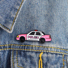 Розовый полицейский автомобиль, эмалированный значок, Милый Винтажный автомобиль, значок, джинсовая рубашка, сумка, мультяшное ювелирное изделие, подарок для друзей и детей 2024 - купить недорого