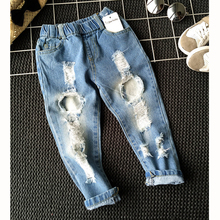Джинсы с дырками для мальчиков и девочек 1-6 лет, детские брюки, осенние модные дизайнерские брендовые Детские джинсовые брюки, повседневные рваные джинсы 2024 - купить недорого