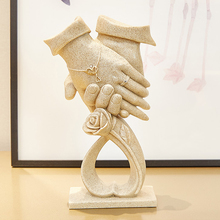 Resina Europea creativa mano en mano figuras miniatura Mesa artesanías aniversario regalo de boda decoración moderna para el hogar 2024 - compra barato