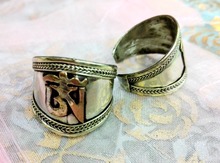 Отличный тибетский серебряное медное кольцо Ом Мани Падме Хум Мантра буддизм непальское кольцо Регулируемый размер унисекс подарок одно кольцо 2024 - купить недорого