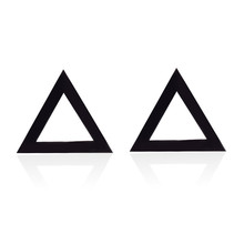 Серьги-гвоздики yiustar в стиле панк, черные треугольные женские серьги из нержавеющей стали, женские серьги с полыми искусственными геометрическими элементами 2024 - купить недорого