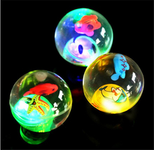 Горячая продажа 5,5 см мигающий свет вверх высоко прыгающие шарики красочные мягкие сжимаемые игрушки LED освещение мяч детские развивающие игрушки 2024 - купить недорого