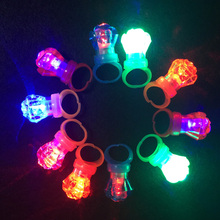 Anillo LED con forma de flor para niña y mujer, sortija con luz led Rosa intermitente, ideal para fiesta de cumpleaños y Navidad, 48 unids/lote 2024 - compra barato