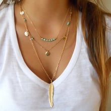 Женское многослойное ожерелье, простая цепь в стиле бохо, ожерелье с перьями, подвесками, блестками и кисточками, 2017 2024 - купить недорого