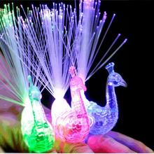 Três cores são randomlyhot venda pavão dedo luz colorida led light-up anéis festa gadgets crianças brinquedo inteligente para 2024 - compre barato