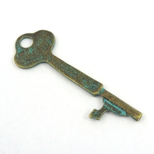 Colgante Vintage de bronce antiguo con forma de llave, collar grande de 62x21mm, joyería artesanal, pulsera Punk hecha a mano, 6 unidades por paquete 2024 - compra barato