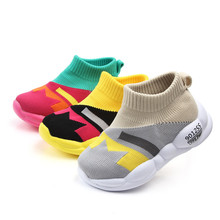 Zapatillas deportivas de suela suave para niños y niñas, zapatos informales antideslizantes con costuras de Color, de malla, recién llegados 2024 - compra barato