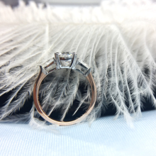 Винтажное Помолвочное кольцо с бриллиантом Moissanite, белое и желтое золото 14 к, 1 карат, с тремя камнями 2024 - купить недорого